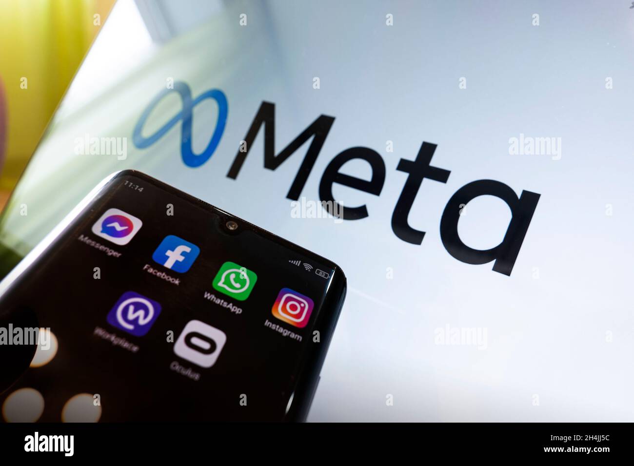 Diverses icônes des entreprises appartenant au métaverse Facebook sur l'écran noir du smartphone.Concept pour Metaverse.3 novembre 2021.Bar Banque D'Images