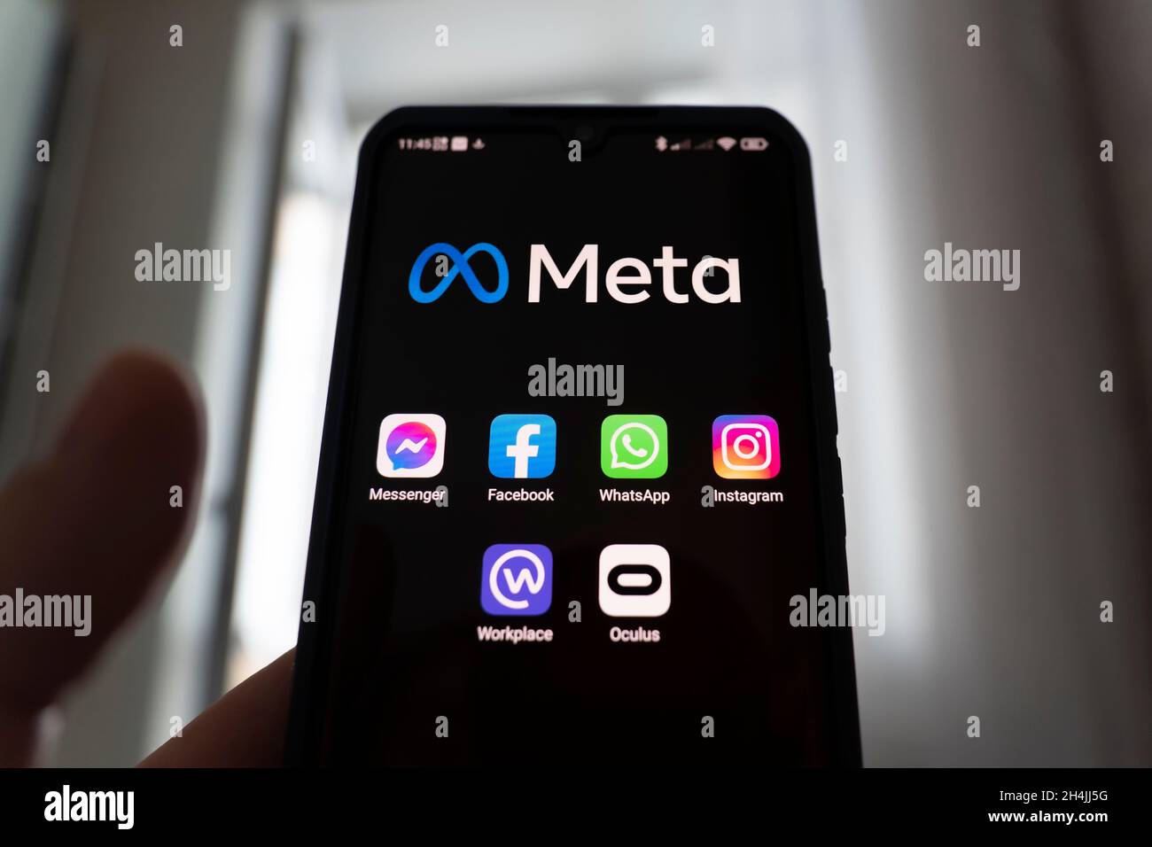 Diverses icônes des entreprises appartenant au métaverse Facebook sur l'écran noir du smartphone.Concept pour Metaverse.3 novembre 2021.Bar Banque D'Images