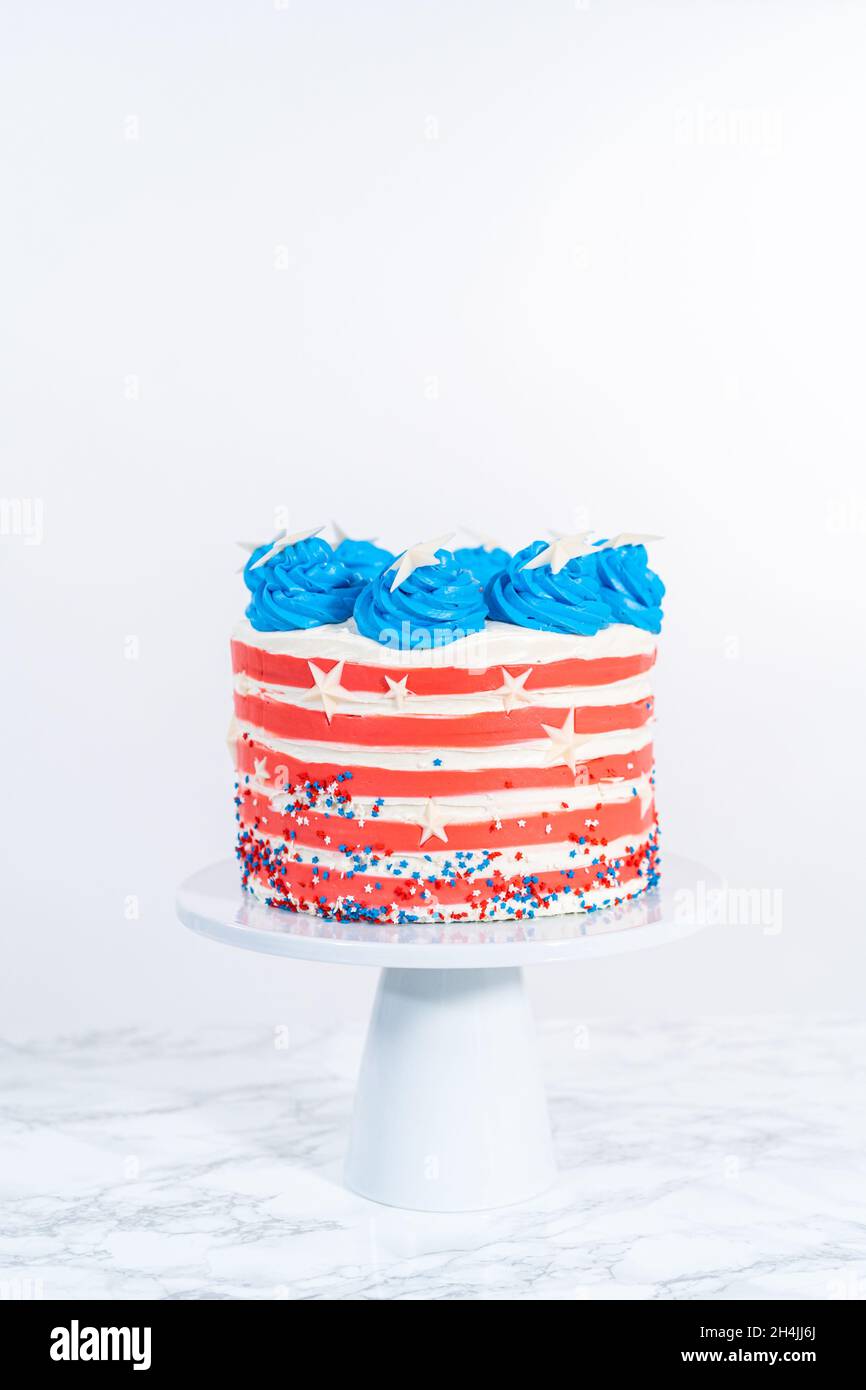 Decoration De Gateau Au Chocolat Avec Glacage Blanc Rouge Et Bleu A La Creme De Beurre Pour La Fete Du 4 Juillet Photo Stock Alamy