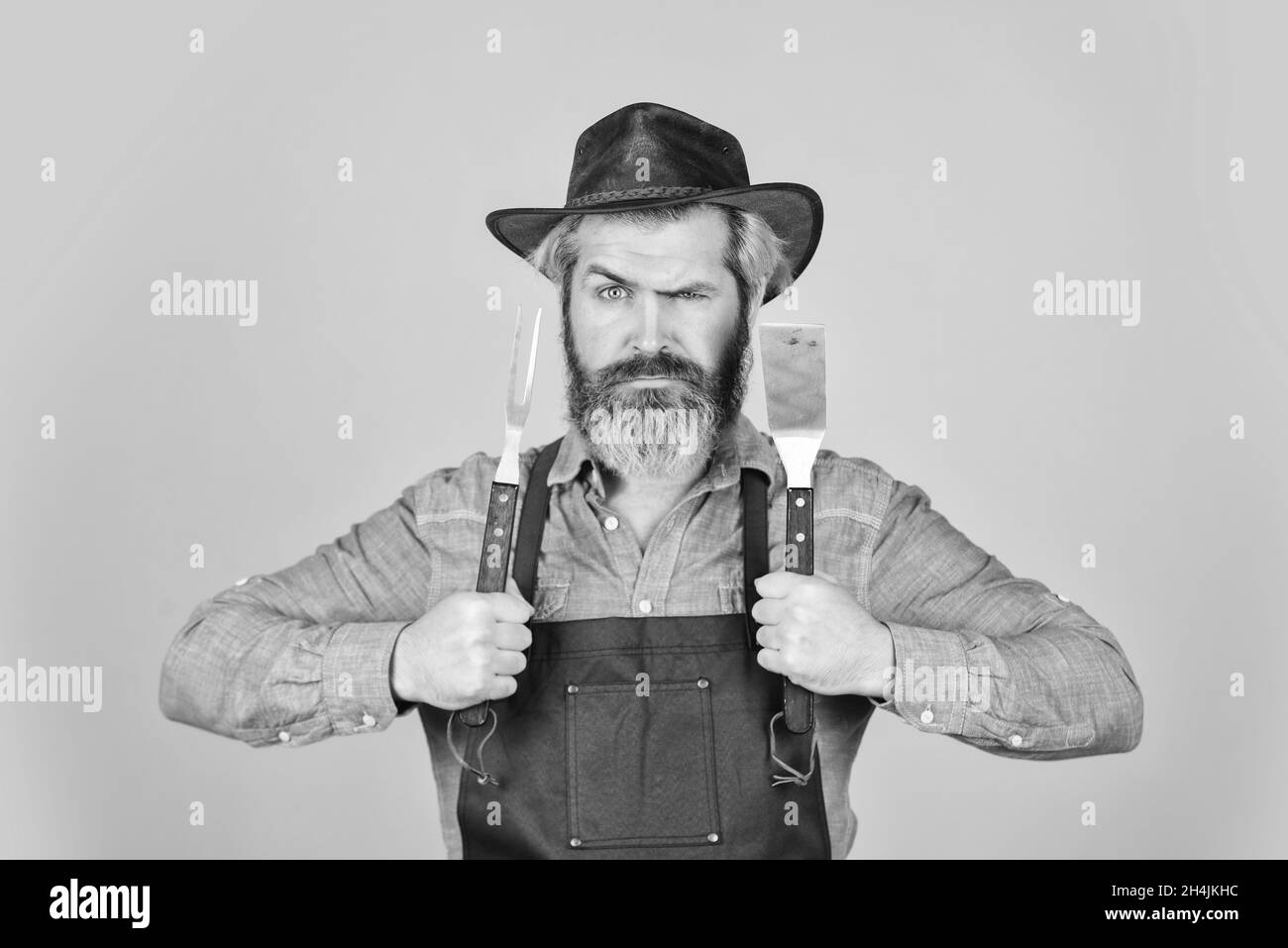 camping.Le défi ultime de la cuisine. Préparez le dîner en famille. Utilisez des ustensiles de cuisine et divers produits. Chef cuisinier mature utilisez des ustensiles de cuisine pour Banque D'Images