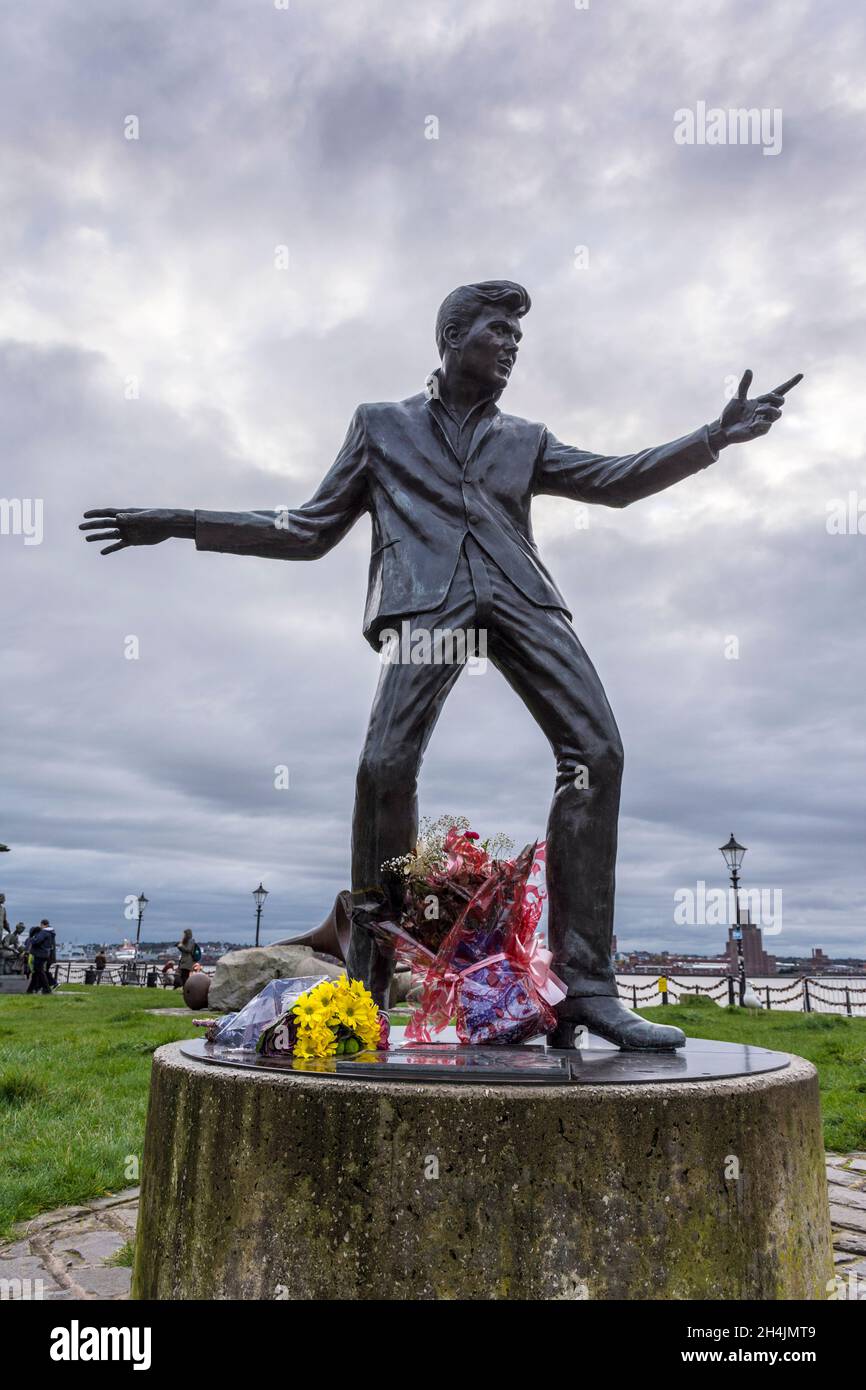 Billy Fury 1940 - 1983, statue commémorative du célèbre chanteur de Liverpudlian à Merseyside, Liverpool docks, Royaume-Uni Banque D'Images