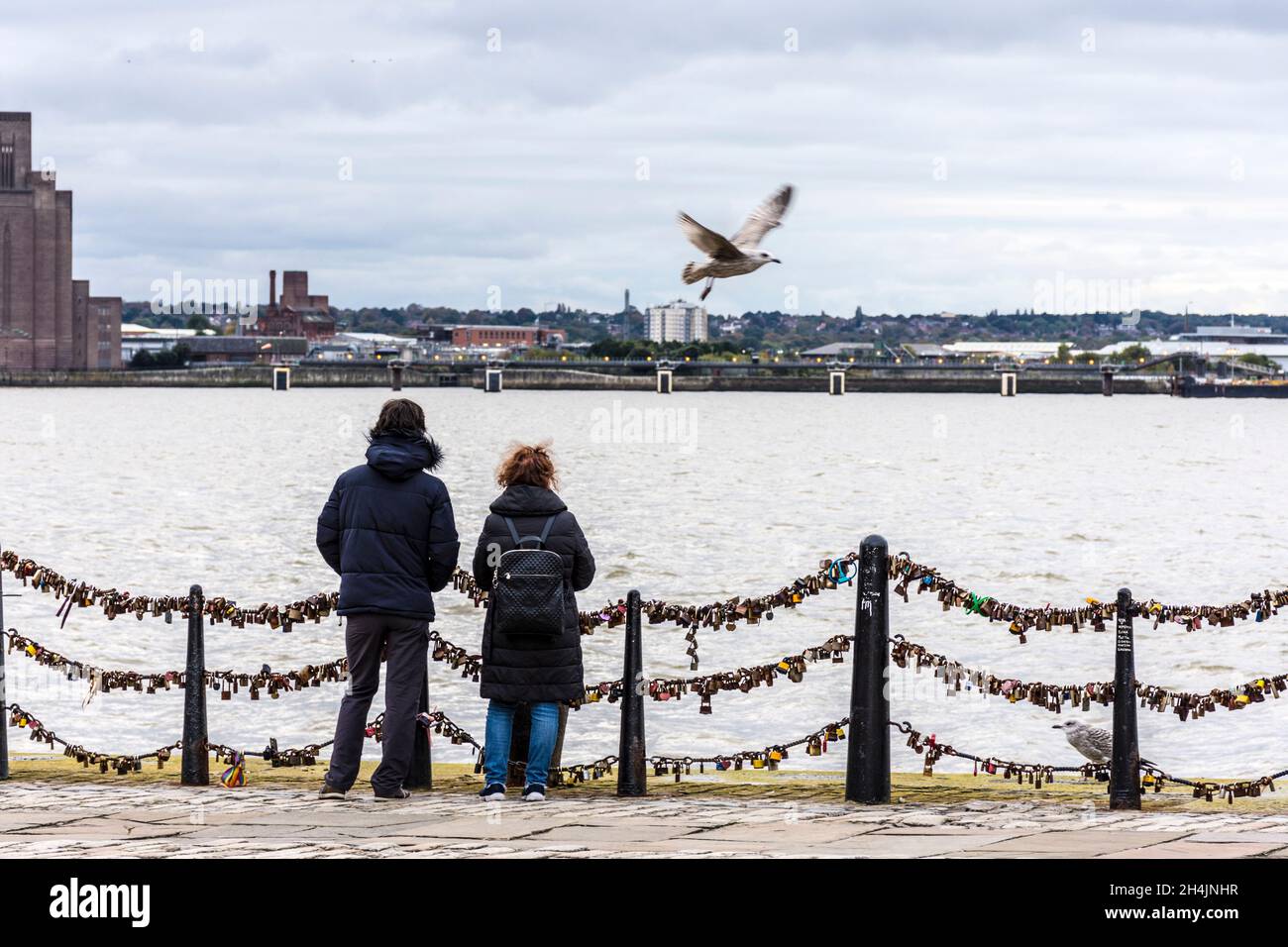 Vue sur la rivière Mersey, Liverpool docks, Royaume-Uni.Lovelocks sur les rails.Une journée ennuyeuse. Banque D'Images
