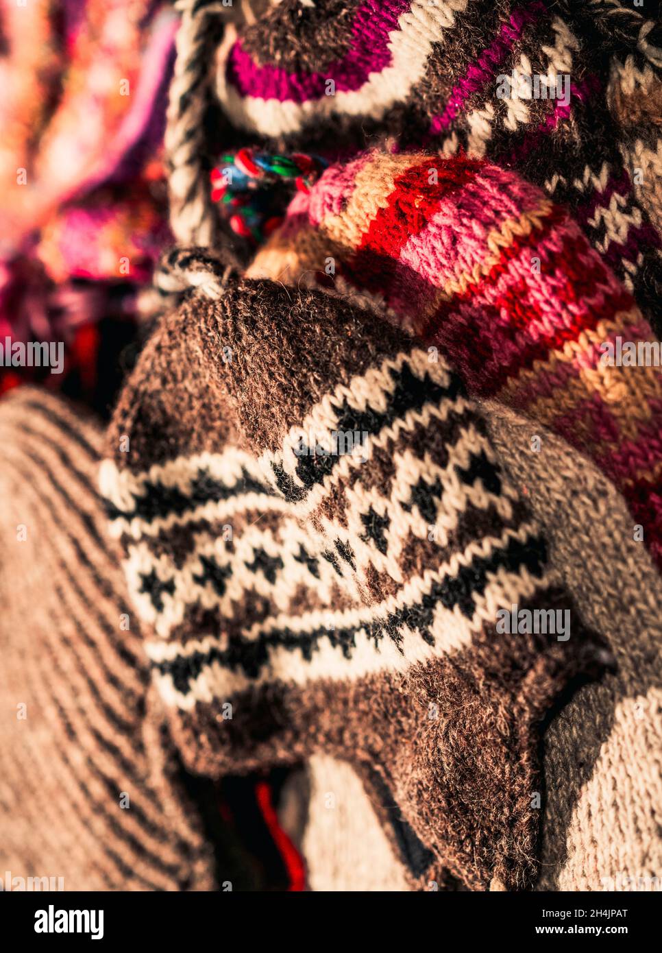 Chullo, chapeau andin avec rabats d'oreille tissé en laine alpaga indigène  Pérou Bolivie Photo Stock - Alamy