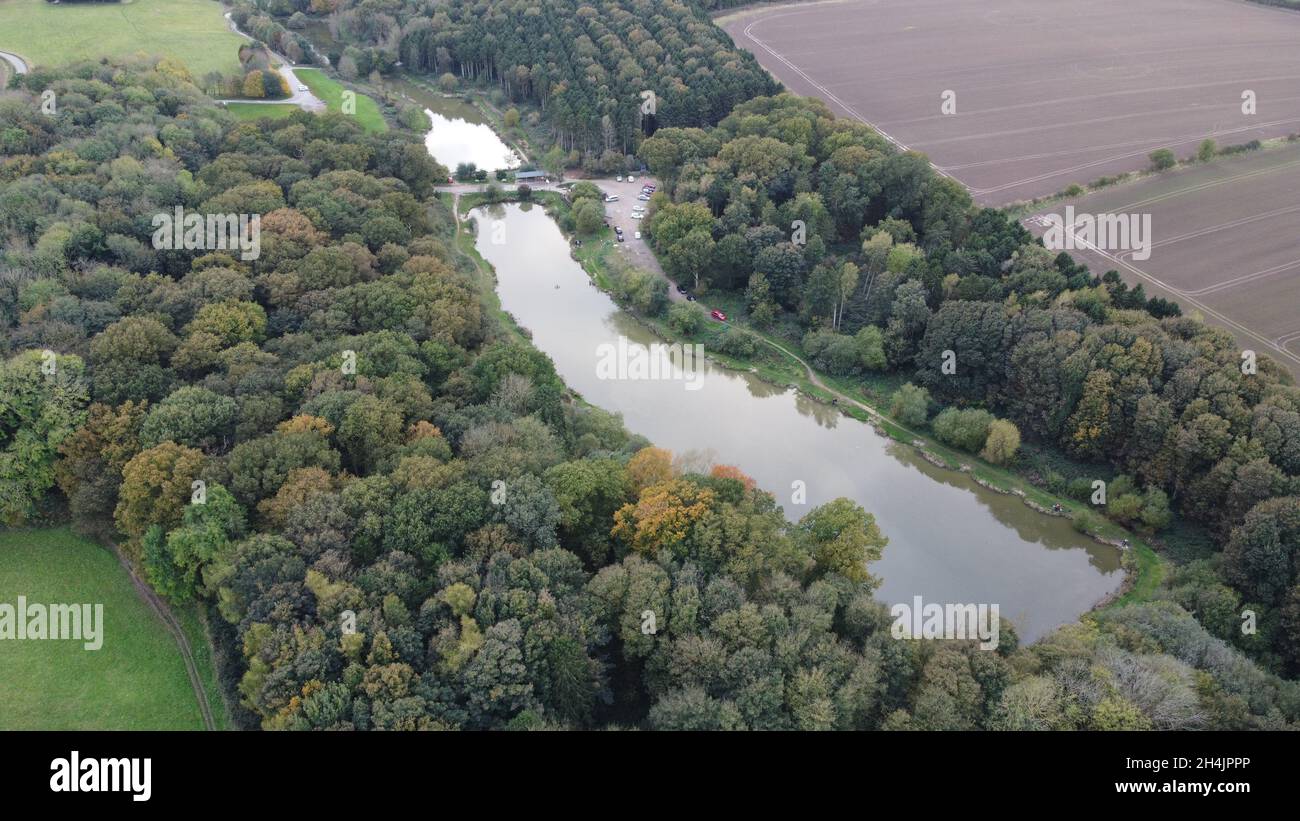 Vue aérienne du lac niché entre les arbres de forêt dans la campagne, Risby Park Fishing Pond, Beverley, East Riding of Yorkshire, Angleterre, Royaume-Uni Banque D'Images
