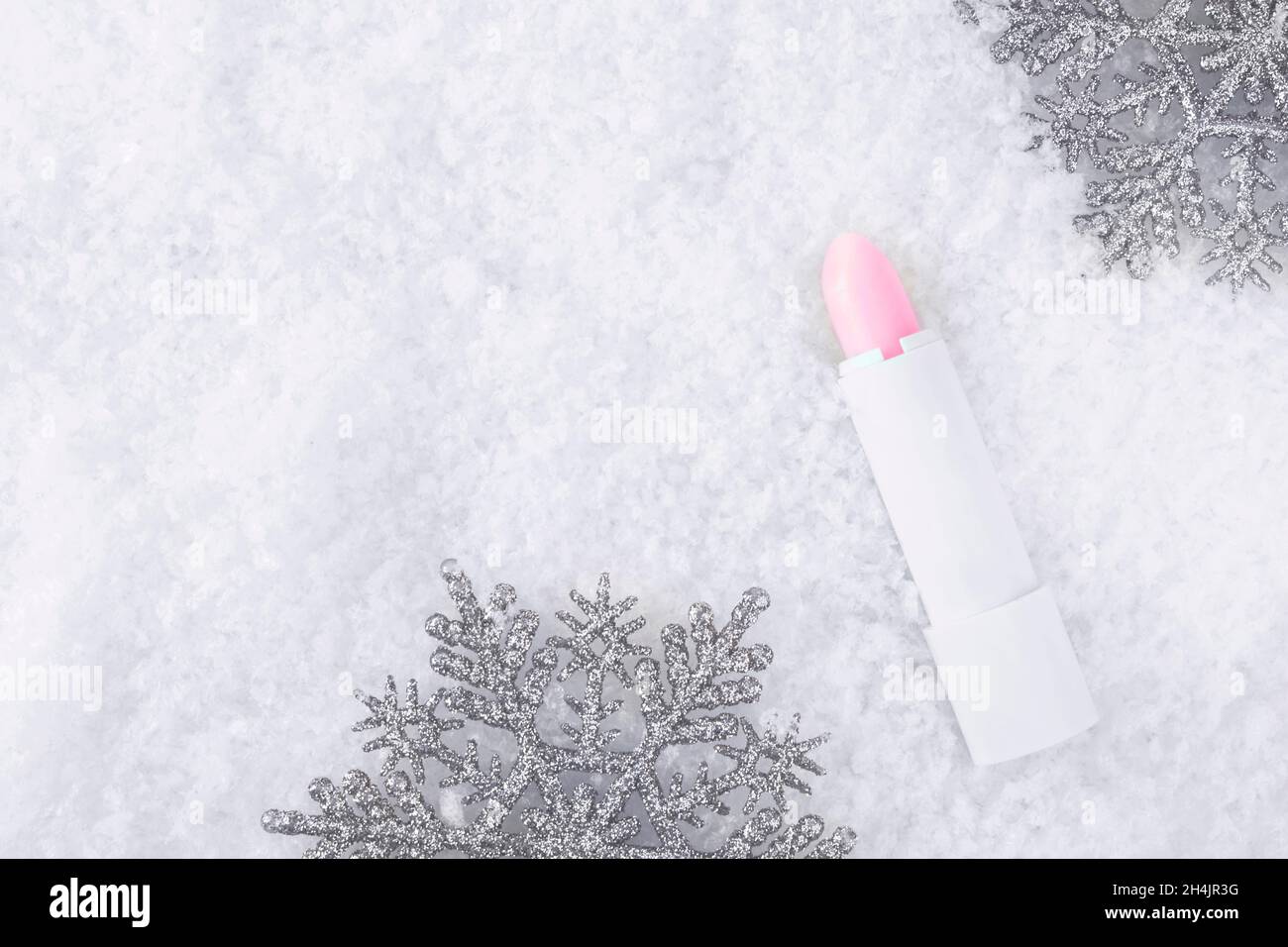 Un tube blanc de baume rouge à lèvres rose pour protéger et nourrir les  lèvres.Cosmétiques d'hiver.Maquette de récipient près de flocons de neige,  dans la neige.Christma Photo Stock - Alamy
