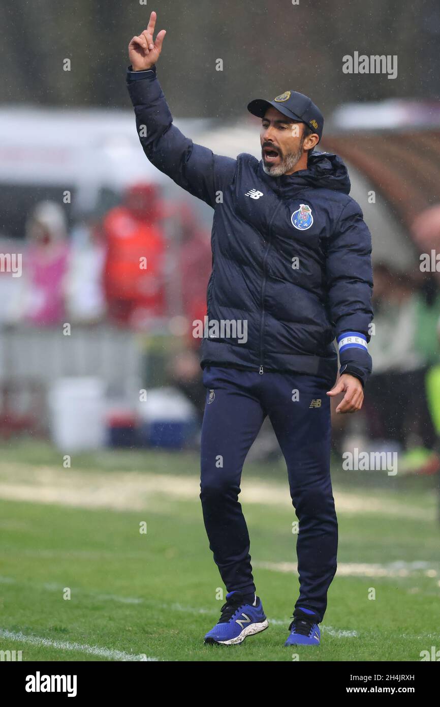 Milan, Italie, 3 novembre 2021.José Fernando Ferreirinha Tavares l'entraîneur-chef du FC Porto réagit lors du match de l'UEFA Youth League au Centro Sportivo Vismara, à Milan.Le crédit photo devrait se lire: Jonathan Moscrop / Sportimage Banque D'Images