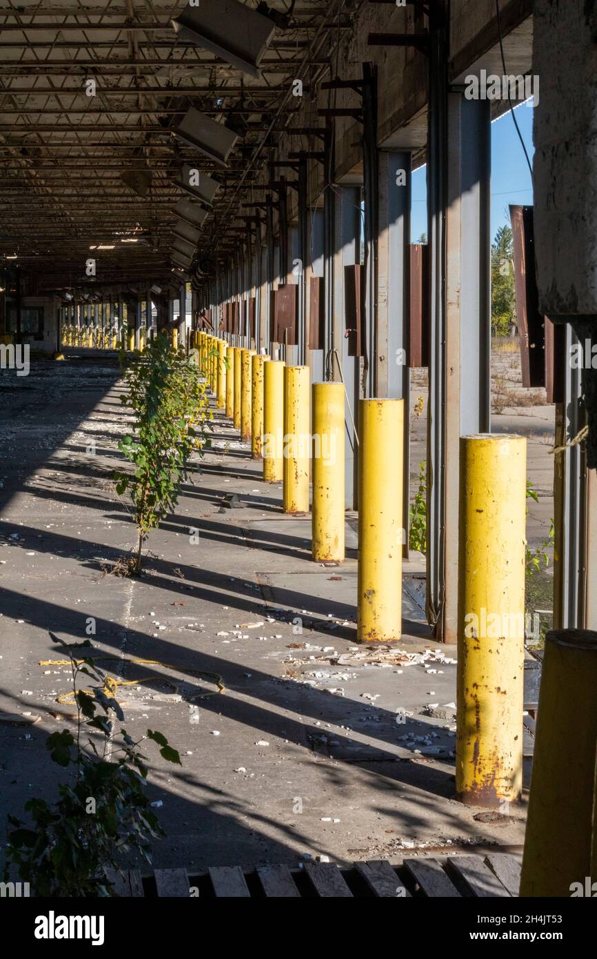 Detroit, Michigan - quais de chargement dans un terminal de camionnage abandonné, précédemment exploité par Universal Truckload Services. Banque D'Images