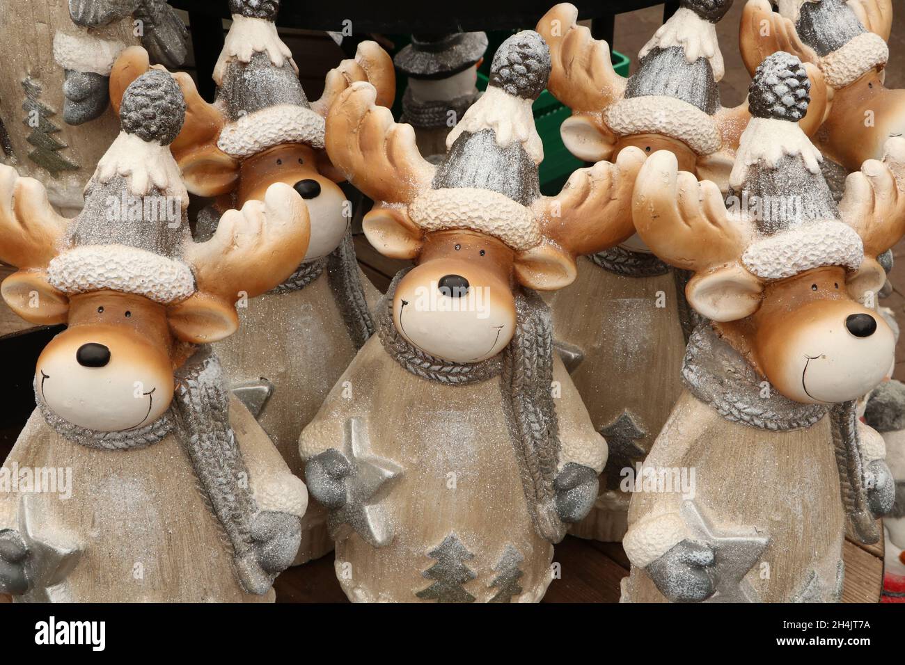 Groupe de rennes avec écharpe et chapeau pour la décoration de Noël en  magasin Photo Stock - Alamy
