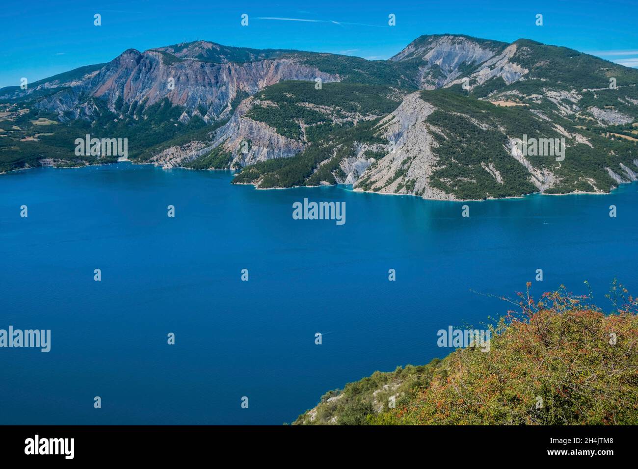 France, Hautes-Alpes, Embrun, village de Sauze-du-Lac, panorama sur le lac de serre-Pon?on Banque D'Images