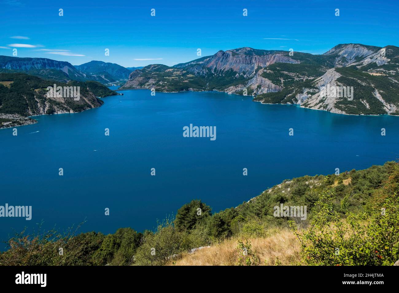 France, Hautes-Alpes, Embrun, village de Sauze-du-Lac, panorama sur le lac de serre-Pon?on Banque D'Images