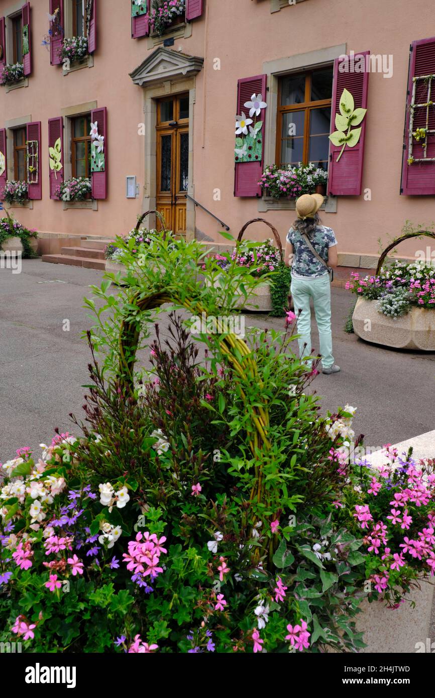 France, territoire de Belfort, Rougegoutte, mairie, décorations en été Banque D'Images