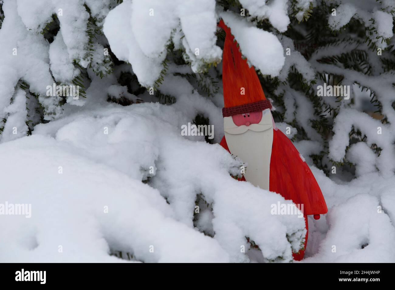 Figurine en bois du Père Noël sur fond de neige Banque D'Images