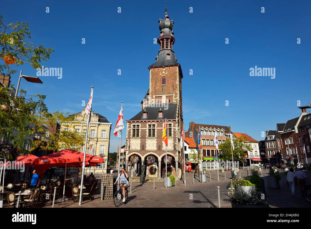 Belgique, Flandre Occidentale, Thielt ou Tielt, place du marché (Markt), beffroi de Thielt ou Tour des halls, vestiges de l'ancien marché de la toile et/ou maison des Aldermen (Schepenhuis) classée au patrimoine mondial de l'UNESCO Banque D'Images