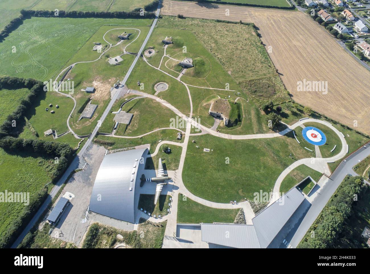 France, Calvados, Merville-Franceville-Plage, avion Dakota, musée de la  batterie de Merville, batterie côtière du mur de l'Atlantique, construite  par l'armée allemande pendant la Seconde Guerre mondiale (vue aérienne  Photo Stock - Alamy