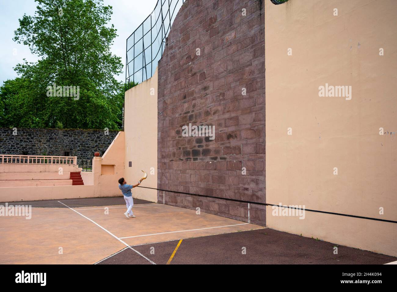 France, Pyrénées Atlantiques, pays-Basque, Saint-Jean-pied-de-Port, jeu de balle basque Cesta Punta Banque D'Images