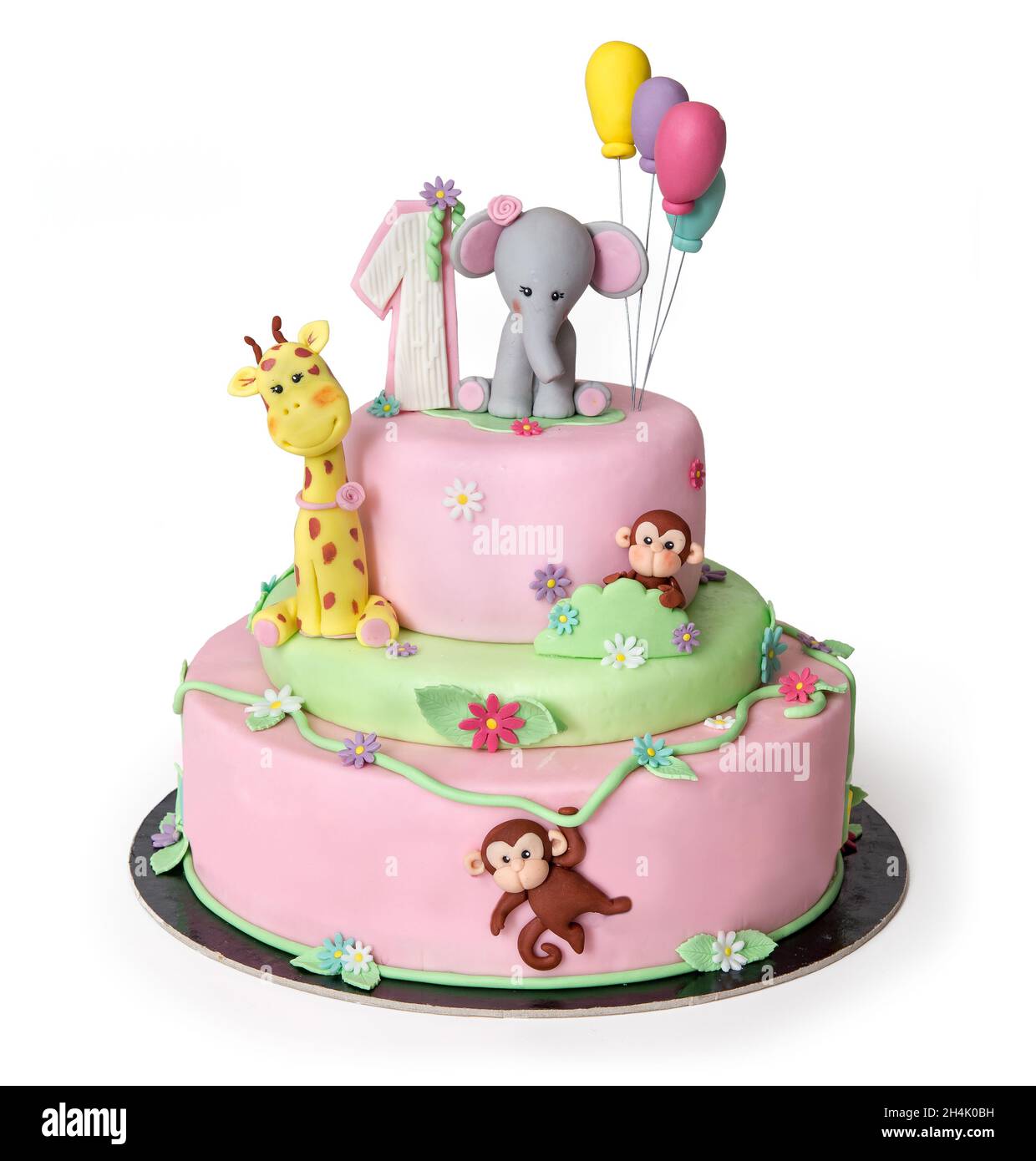magnifique gâteau d'anniversaire rose isolé sur fond blanc - décoré avec des animaux de la jungle : éléphant, girafe et singe Banque D'Images