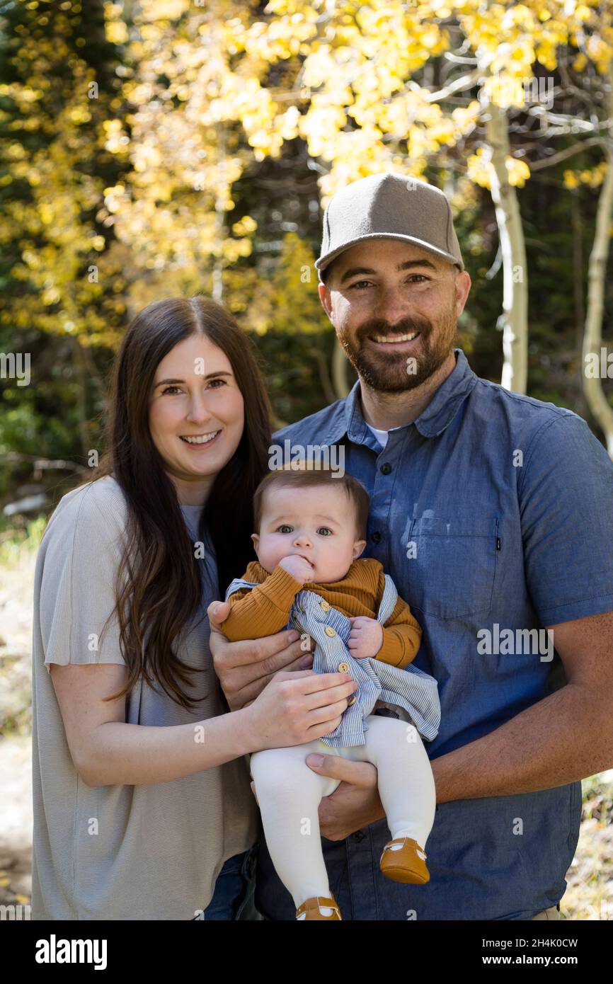 Portrait d'un couple heureux debout dans la forêt avec leur petite fille, Californie, Etats-Unis Banque D'Images