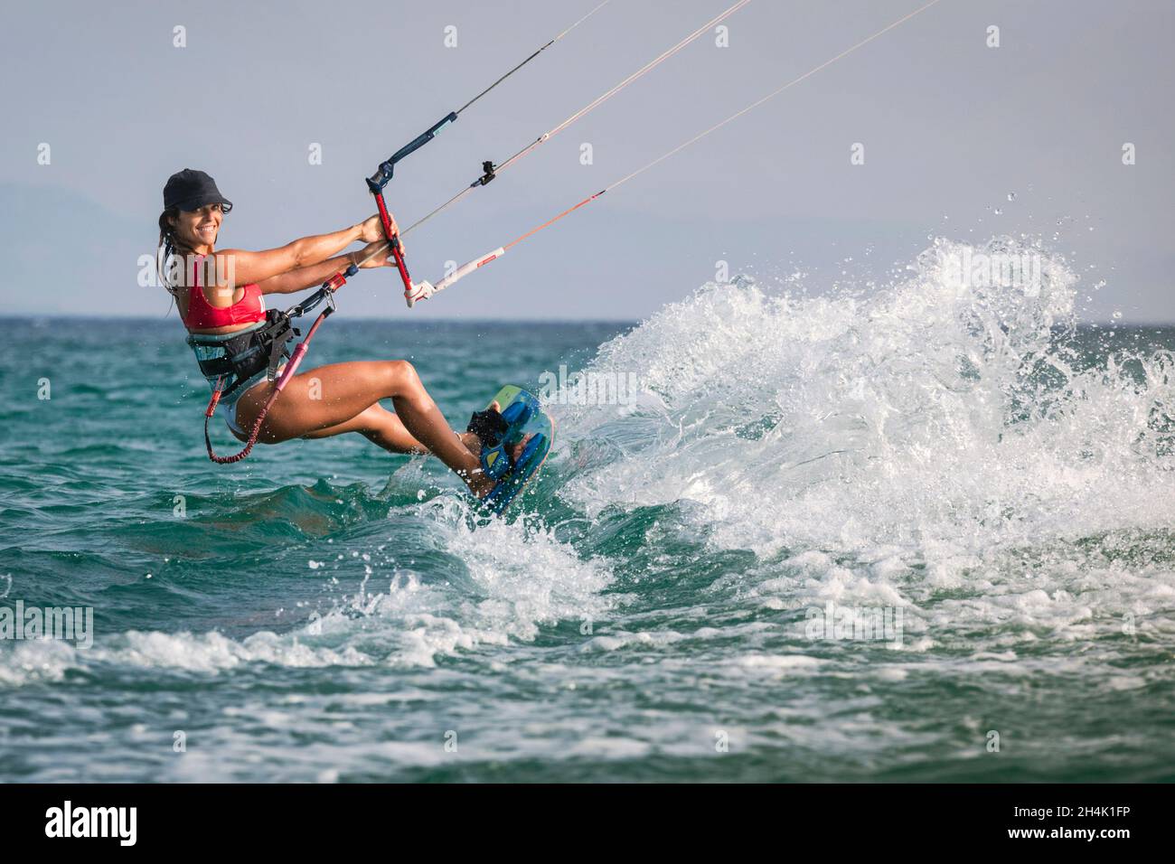 Femme souriante kitesurf, plage de Los Lances, à Tarifa, Cadix, Andalousie,Espagne Banque D'Images