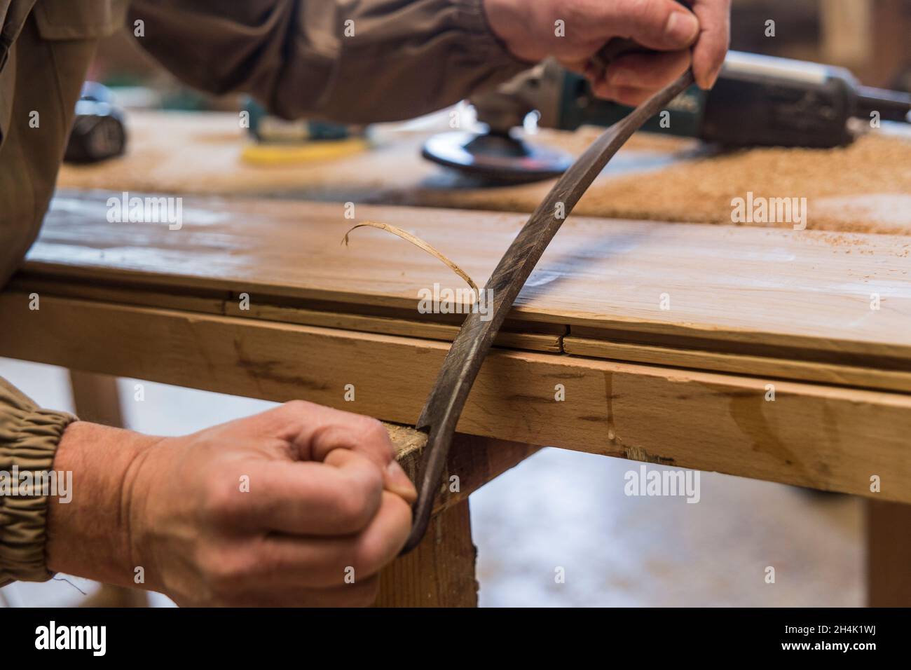 gros plan de la main du charpentier à l'aide d'un rabot manuel sur bois Banque D'Images