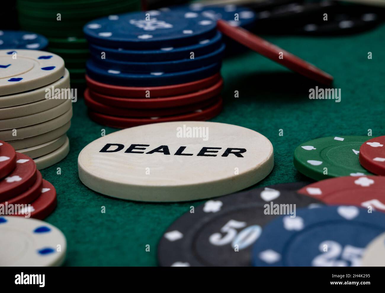 Pile de jetons de poker et bouton revendeur Banque D'Images