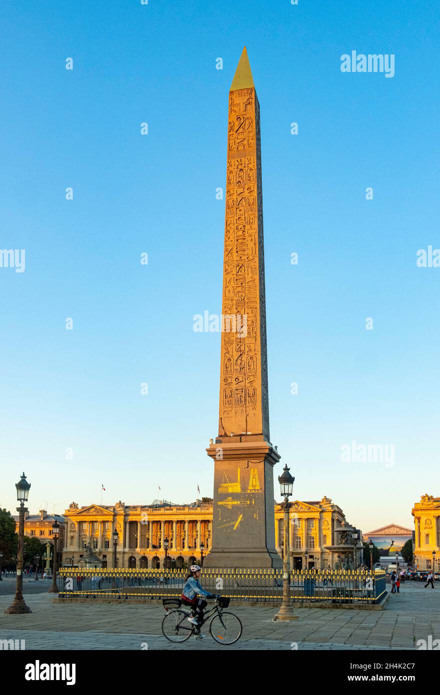 France, Paris, cycliste sur la place de la Concorde et l'Obélisque Banque D'Images