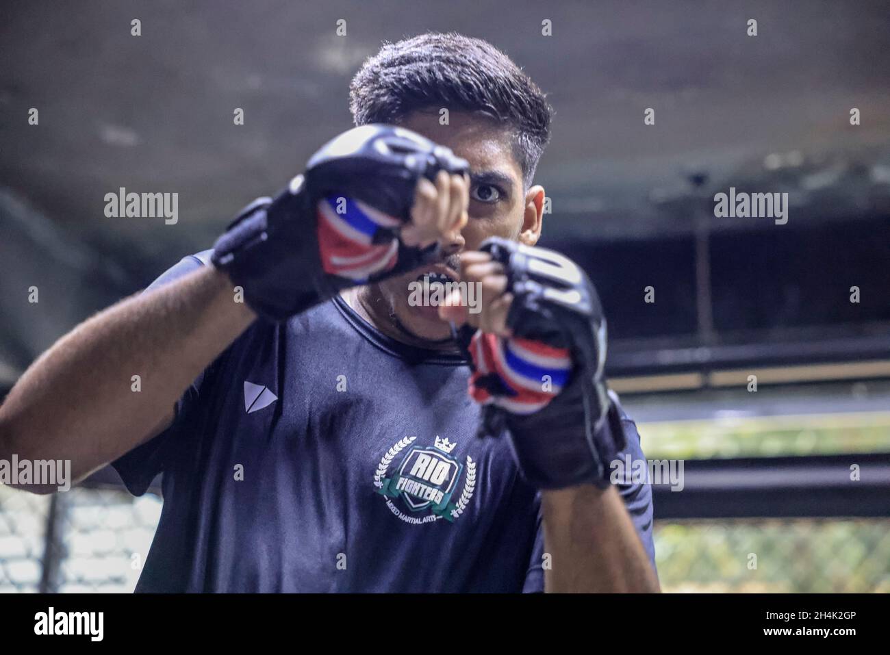 Brésil, Rio de Janeiro, Julio en formation au club des combattants de Rio, MMA est le seul sport de combat qui permet des tirs sur le terrain, longtemps interdit en France, MMA a été légalisé très récemment, en 2020 Banque D'Images