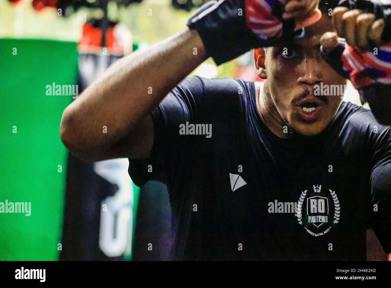 Brésil, Rio de Janeiro, Julio en formation au club des combattants de Rio, MMA est le seul sport de combat qui permet des tirs sur le terrain, longtemps interdit en France, MMA a été légalisé très récemment, en 2020 Banque D'Images