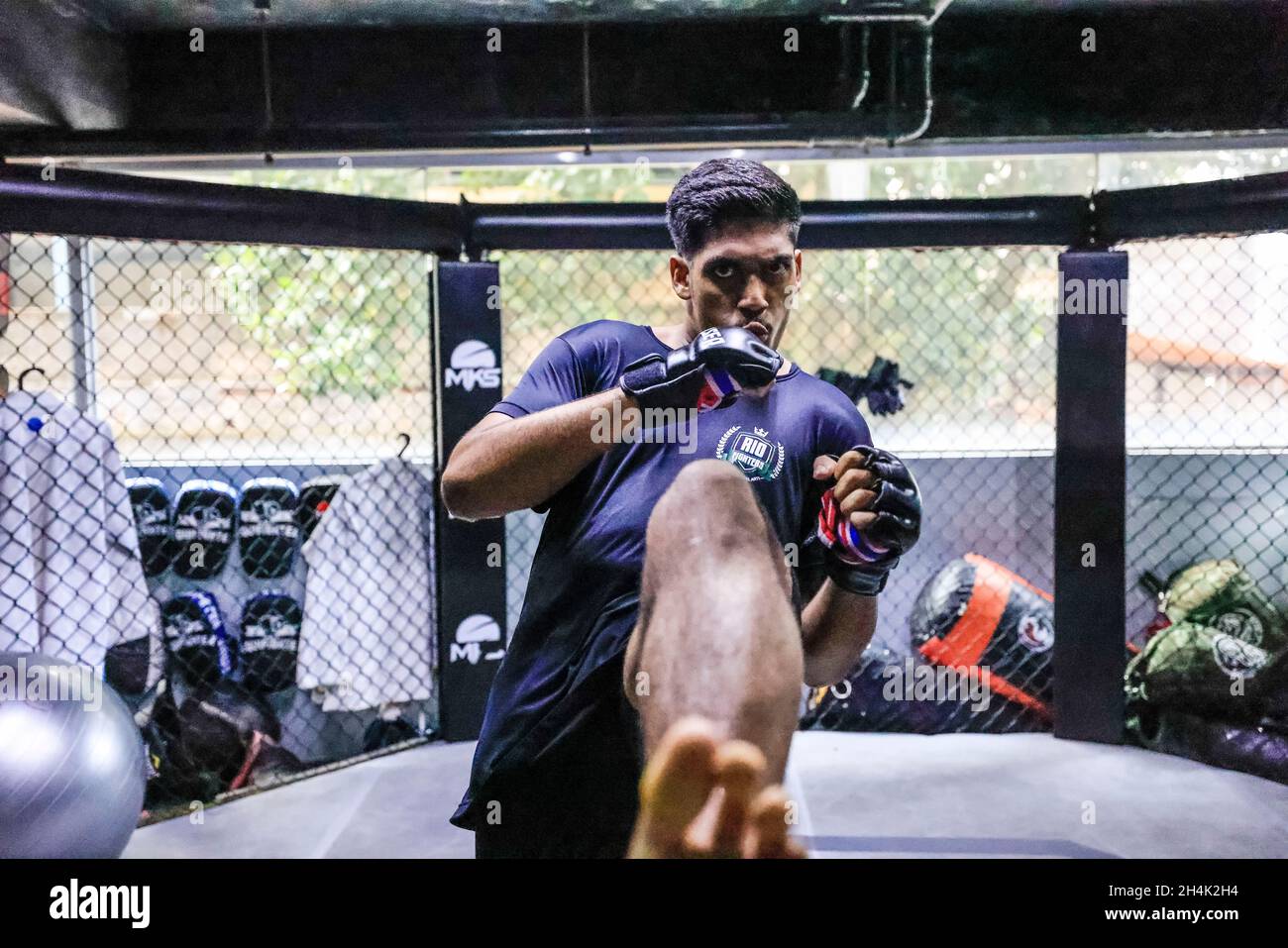 Brésil, Rio de Janeiro, Julio en formation au club des combattants de Rio, MMA est le seul sport de combat qui permet des tirs sur le terrain, longtemps interdit en France, MMA a été légalisé très récemment, en 2020 Banque D'Images