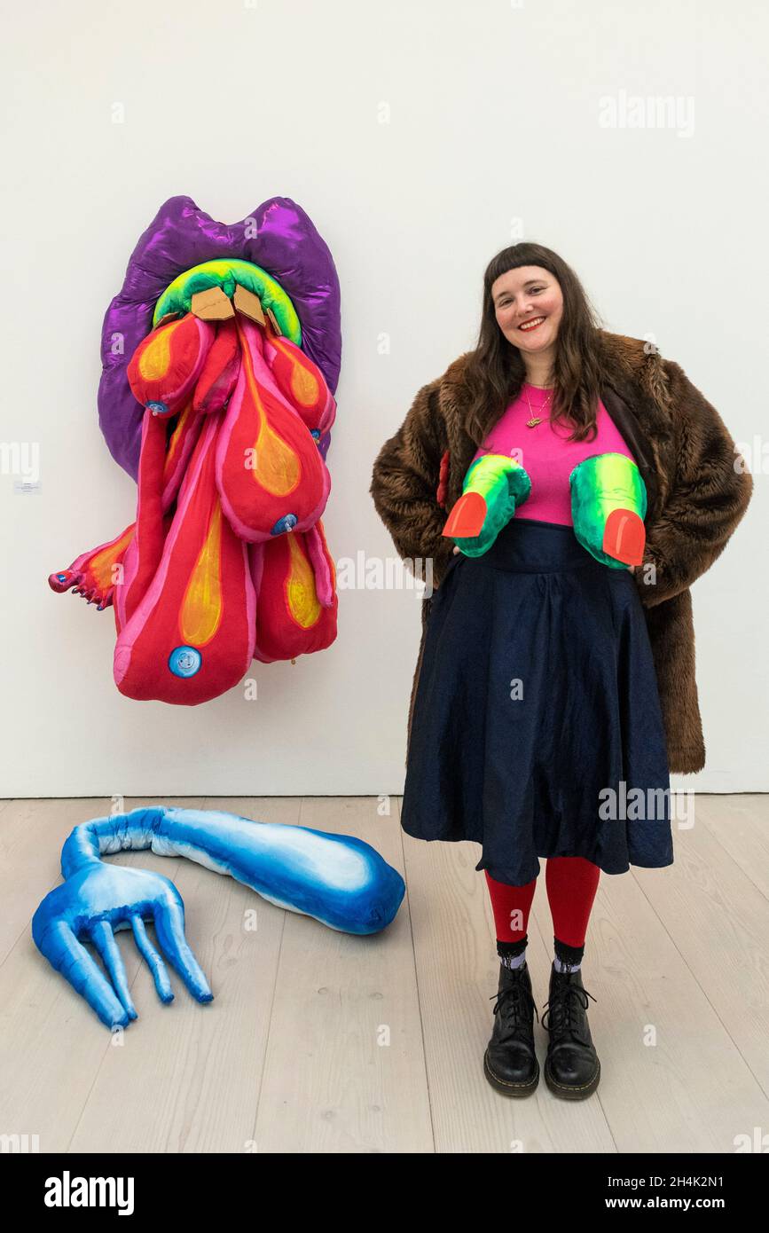 Londres, Royaume-Uni.3 novembre 2021.Flora Bradwell, UCL: École d'art de Slade, avec son travail "bouche gourmande".Aperçu des London Grads Now, une exposition de plus de 200 œuvres créées et disculées par des diplômés de ma de sept des principales écoles d'art de Londres.L'exposition se tiendra à la Galerie Saatchi du 4 novembre 2021 au 16 janvier 2022.Credit: Stephen Chung / Alamy Live News Banque D'Images