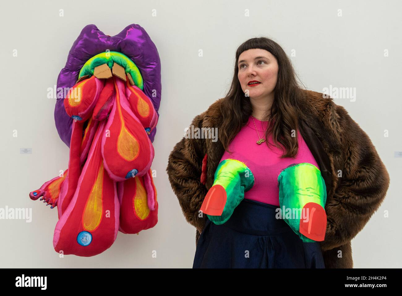 Londres, Royaume-Uni.3 novembre 2021.Flora Bradwell, UCL: École d'art de Slade, avec son travail "bouche gourmande".Aperçu des London Grads Now, une exposition de plus de 200 œuvres créées et disculées par des diplômés de ma de sept des principales écoles d'art de Londres.L'exposition se tiendra à la Galerie Saatchi du 4 novembre 2021 au 16 janvier 2022.Credit: Stephen Chung / Alamy Live News Banque D'Images