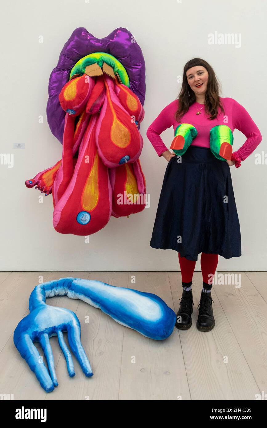 Londres, Royaume-Uni.3 novembre 2021.Flora Bradwell, UCL: École d'art de Slade, avec son travail "bouche gourmande".Aperçu des London Grads Now, une exposition de plus de 200 œuvres créées et disculées par des diplômés de ma de sept des principales écoles d'art de Londres.L'exposition se tiendra à la Galerie Saatchi du 4 novembre 2021 au 16 janvier 2022.Credit: Stephen Chung / Alamy Live News Banque D'Images