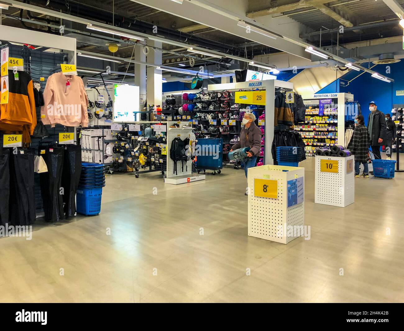 Paris, France, People Shopping dans le magasin de sport, à l'intérieur en utilisant les machines de paiement automatique Decathlon Rive gauche, intérieurs modernes Banque D'Images