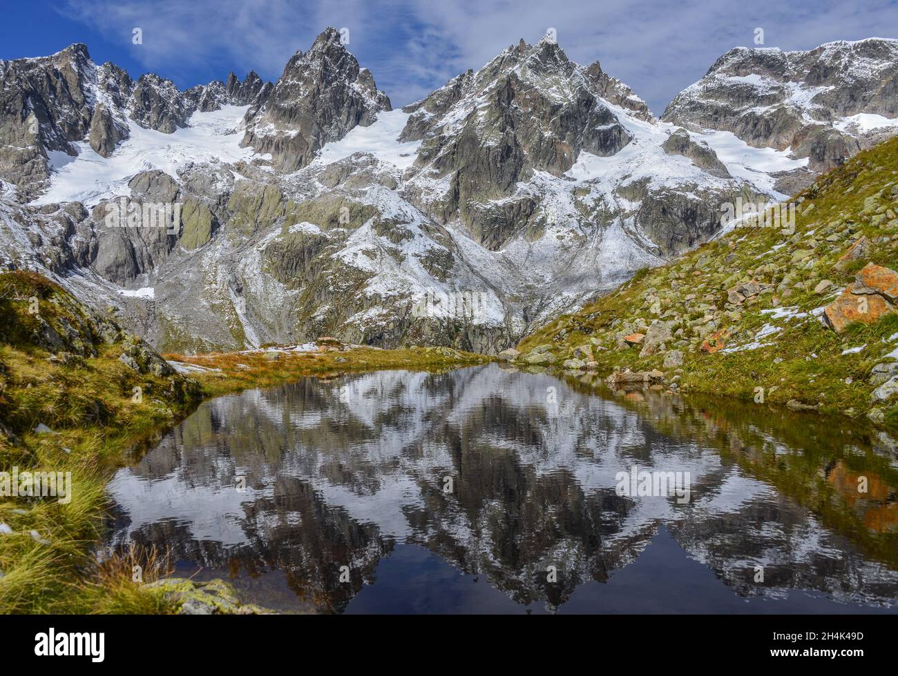 Réflexions de sommets enneigés dans un lac alpin, Wendenhorn, canton d'Uri, Suisse Banque D'Images