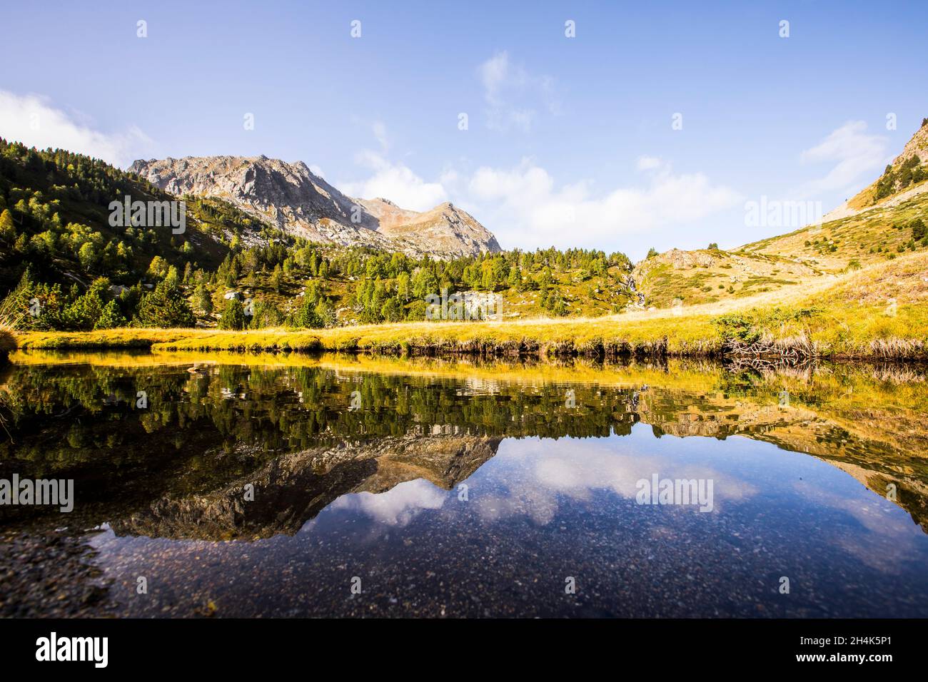 Lac alpin et paysage de montagne, vallée de Campcardos, la Cerdanya, Pyrénées, France Banque D'Images