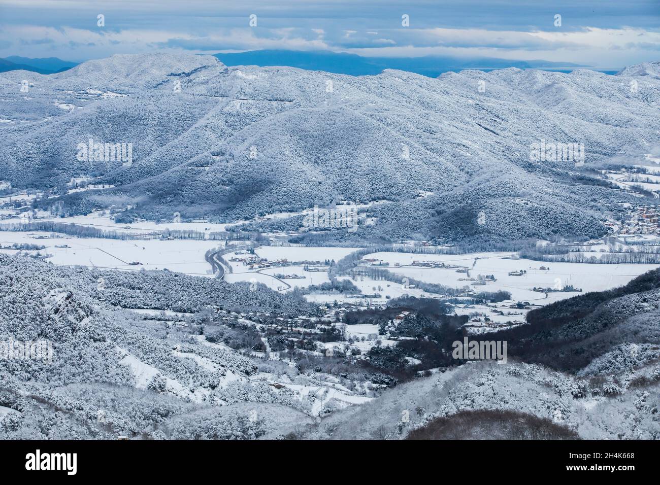 Vue aérienne en hiver, Collada de Bracons et pic de Puigsacalm, la Garrotxa, Gérone, Espagne Banque D'Images