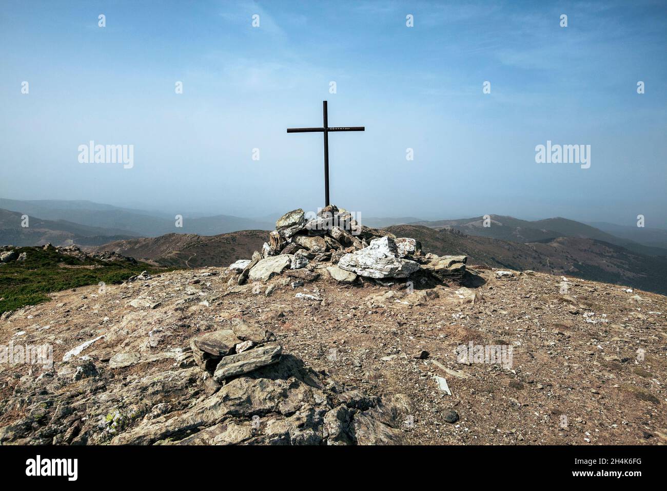 Vue sur la croix métallique au sommet de la montagne Bruncu Spina en Sardaigne, en format paysage. Banque D'Images