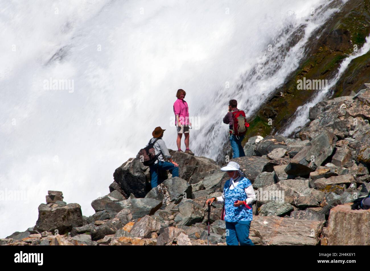 Touristes près de la cascade venant du glacier Mendenhall Banque D'Images