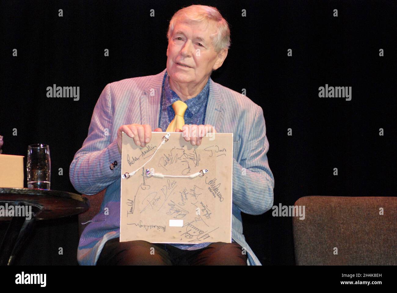 La télévision, le film, la radio et l'acteur Bernard Holley.Connu pour Z-Cars, Doctor Who, Birds of a Feather.Ici à l'événement commémorant Jon Pertwee. Banque D'Images