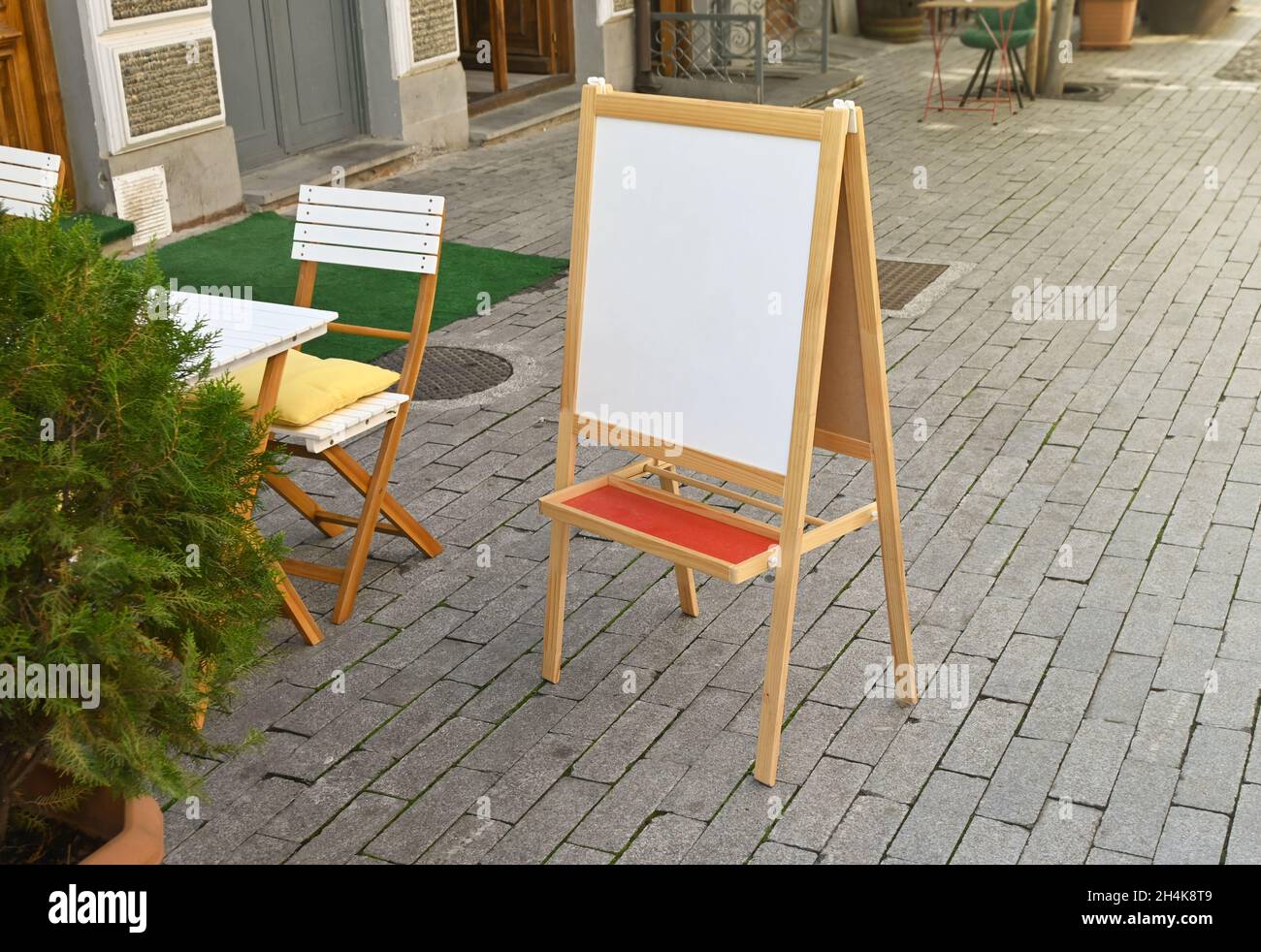 Panneau blanc vierge du café de rue en été Banque D'Images