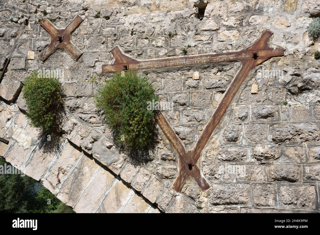 Plaques d'ancrage triangulaires et transversales, attaches murales ou attaches de renforcement sur le pont en pierre médiéval, Pont du Roc, Castellane Provence France Banque D'Images