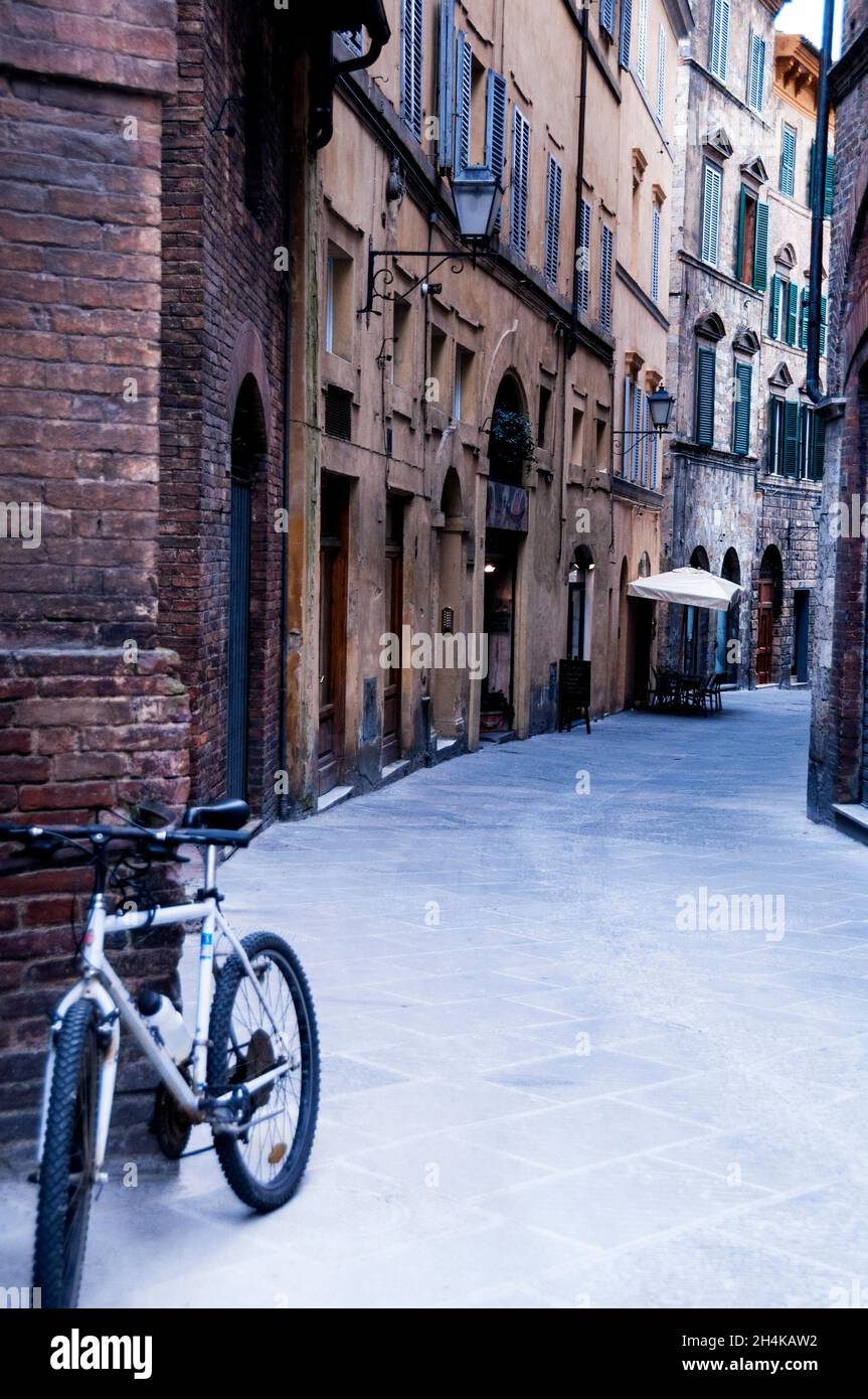 Maisons de ville courbes dans la Sienne médiévale, Italie. Banque D'Images