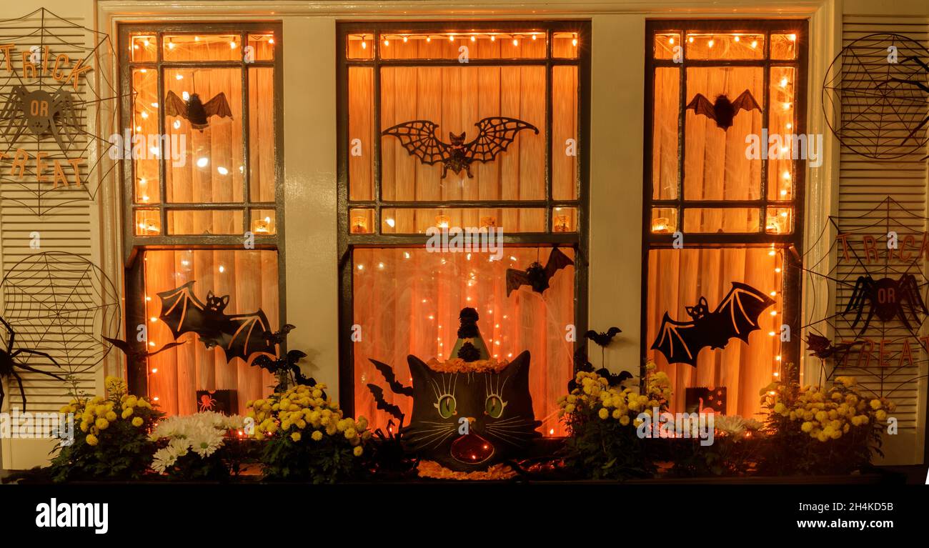 Décorations d'Halloween suspendues à l'extérieur de la fenêtre du bâtiment résidentiel la nuit de l'astuce ou de l'astuce Banque D'Images