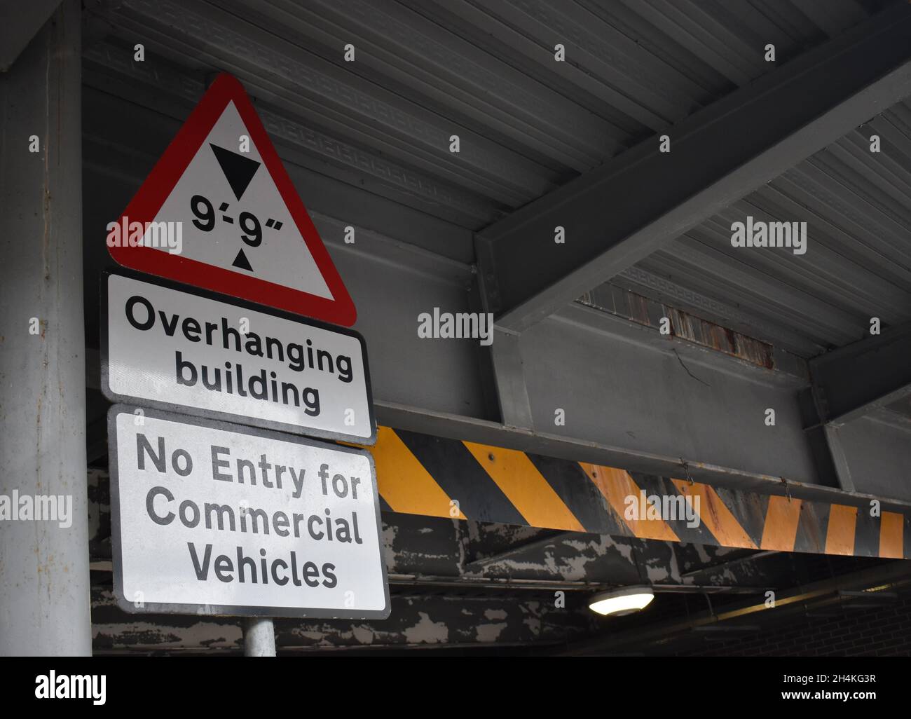 Avis : « bâtiment suspendu » « pas d'entrée pour les véhicules commerciaux » avec espace de copie. Banque D'Images