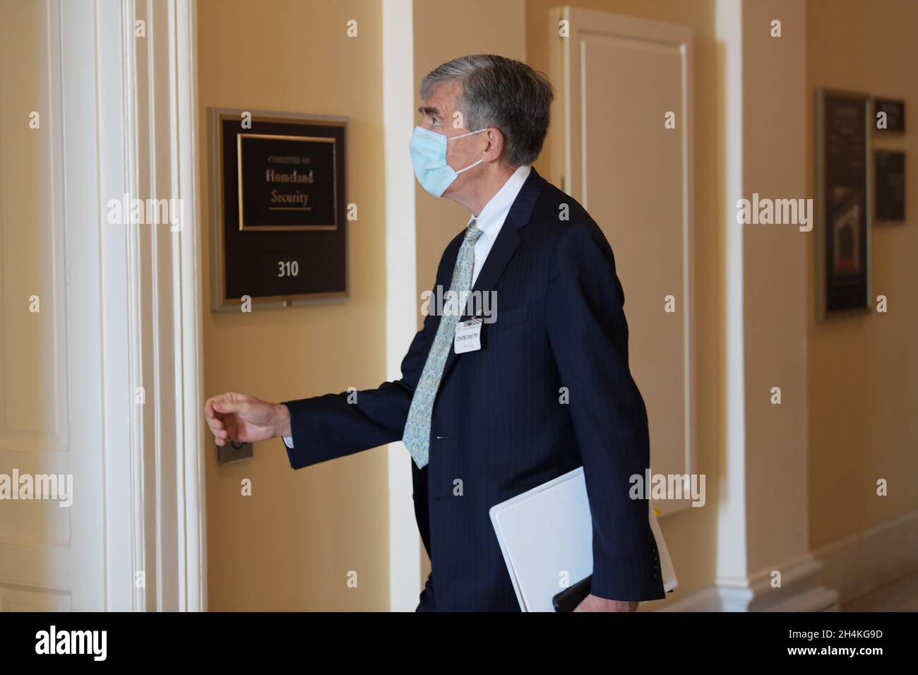 Washington, États-Unis.03ème novembre 2021.Chris Inglis, Directeur national de la cybersécurité, Bureau exécutif du Président des États-Unis, arrive à témoigner devant le Comité de la sécurité intérieure lors d'une audition sur l'évolution de l'approche américaine de la cybersécurité :Élever le bar aujourd'hui pour faire face aux menaces de demain, aujourd'hui le 3 novembre 2021 à Cannon HOB/Capitol Hill à Washington DC, Etats-Unis.(Photo de Lénine Nolly/Sipa USA) Credit: SIPA USA/Alay Live News Banque D'Images