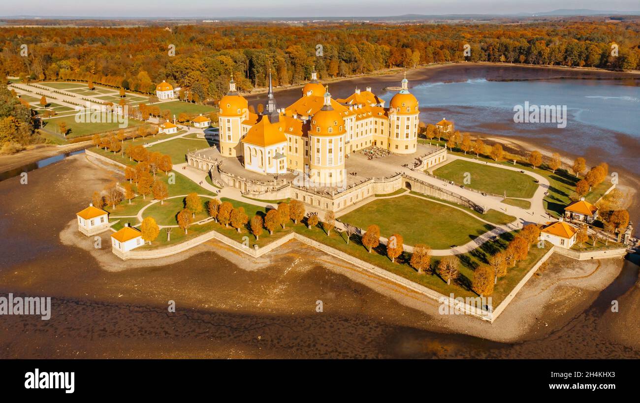 Vue aérienne du conte de fées Château de Moritzburg en Saxe, Allemagne.magnifique palais baroque au milieu d'un grand étang et parc.emplacement populaire Banque D'Images