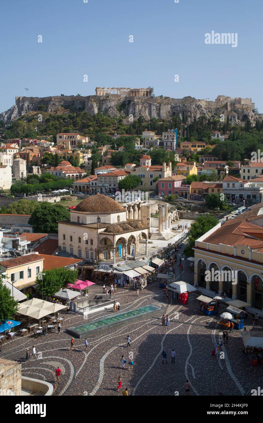Place Monastiraki (premier plan), l'Acropole (arrière-plan), Athènes, Grèce Banque D'Images
