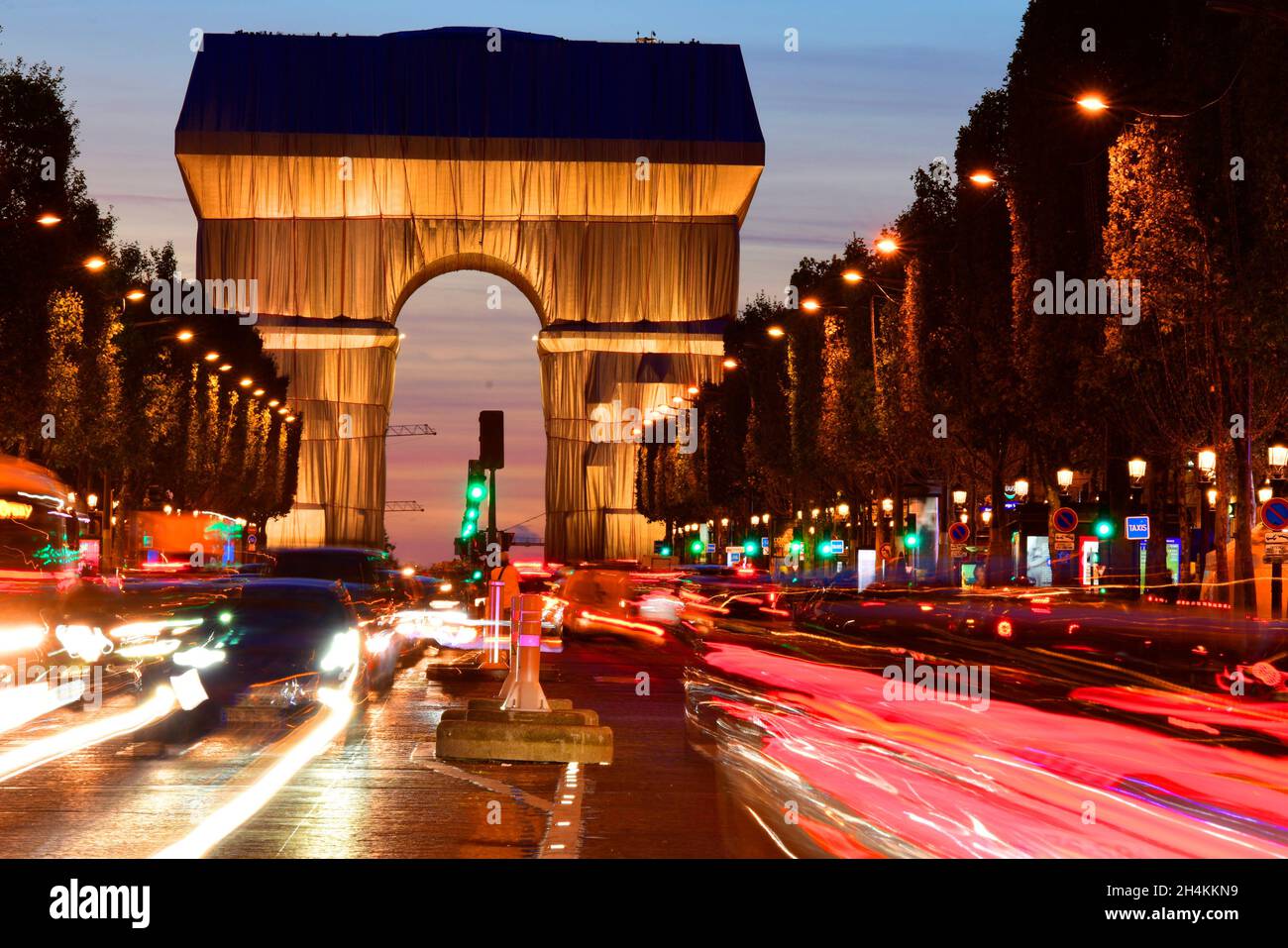 Vue nocturne de l'arche triomphale enveloppée de Christo depuis l'avenue des champs-Élysées, Paris, France. Banque D'Images