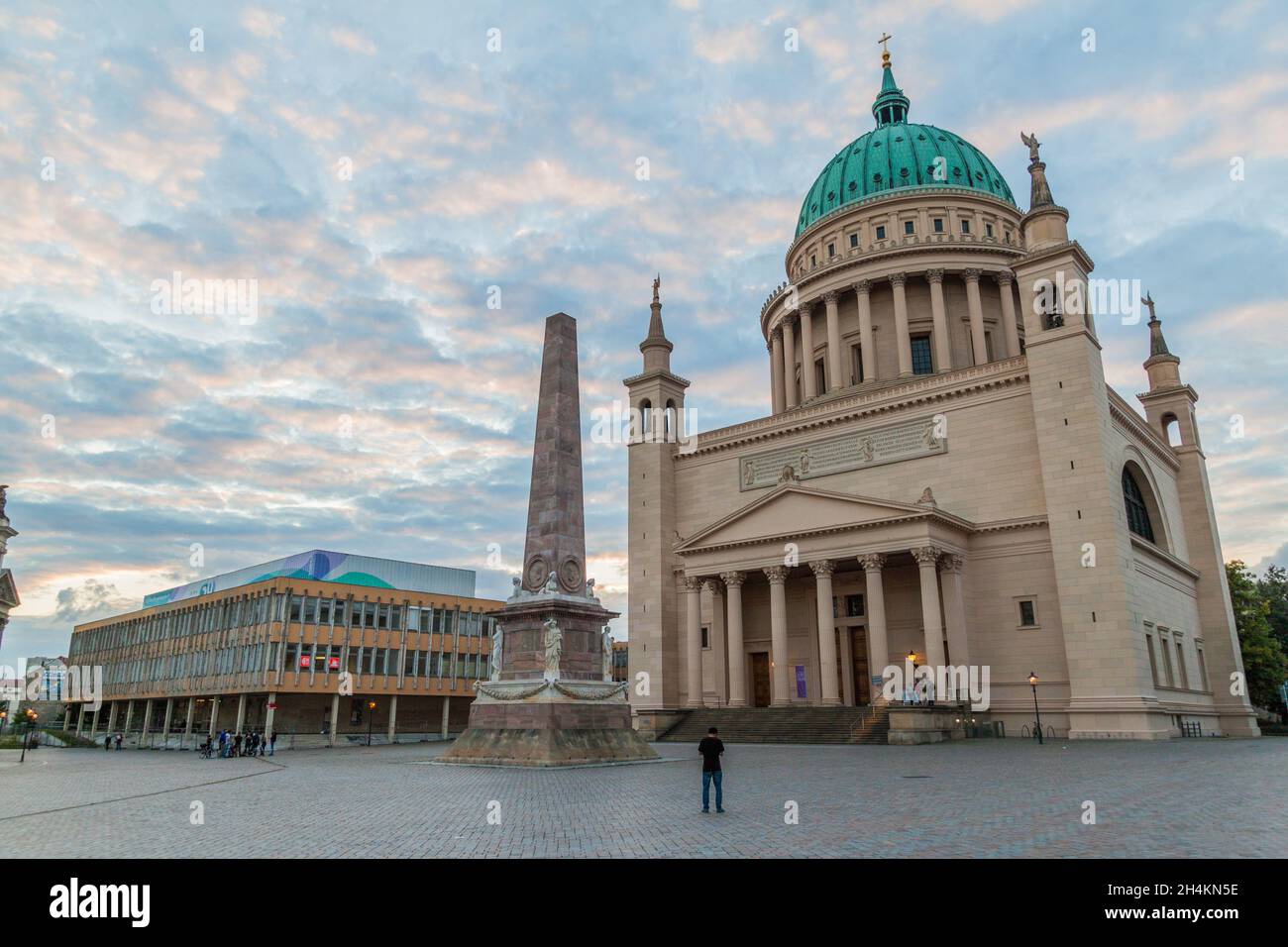 POTSDAM, ALLEMAGNE - 14 AOÛT 2017 : place du vieux marché am Alten Markt avec église Saint-Nicolas à Potsdam, Allemagne Banque D'Images