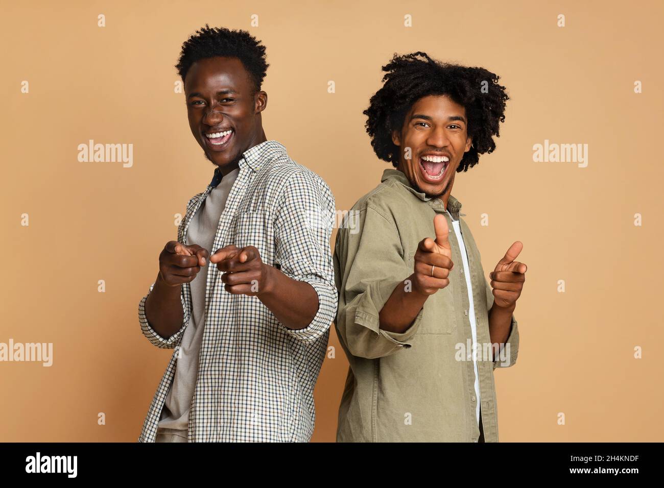 Gotcha.Deux joyeux Afro-américains gars piquant les doigts à la caméra, joyeux jeunes amis noirs masculins disant vous Hé, rire et s'amuser pendant que po Banque D'Images