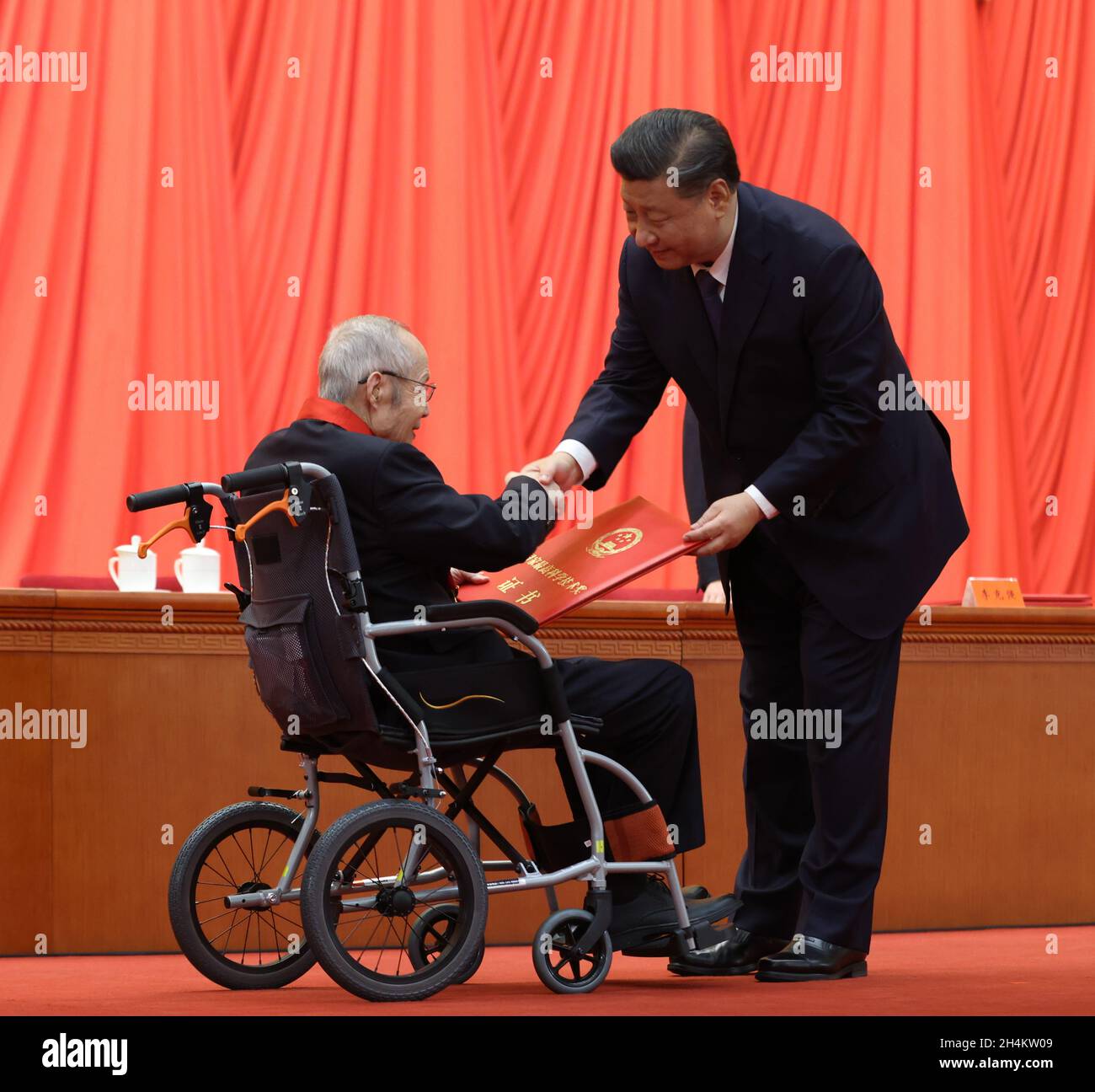 Pékin, Chine.3 novembre 2021.Le président chinois Xi Jinping, également secrétaire général du Comité central du Parti communiste de Chine (PCC) et président de la Commission militaire centrale, remet le prix scientifique le plus prestigieux de la Chine au concepteur d'avions Gu Songfen lors d'une cérémonie annuelle en l'honneur de scientifiques distingués,Ingénieurs et réalisations en recherche au Grand Hall of the People de Beijing, capitale de la Chine, 3 novembre 2021.Credit: Pang Xinglei/Xinhua/Alay Live News Banque D'Images